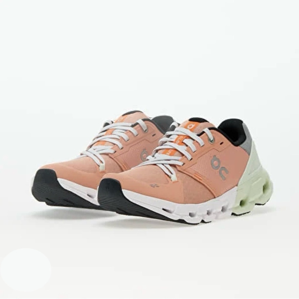 On Running | cloudflyer 4 like new! tennis shoes in peach aloe